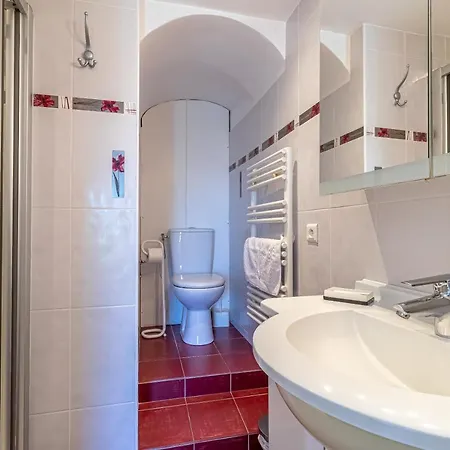 Apartmán D'angeline, Vue Mer, Jardin Commun, Parking, Voiture Requise, 10 Min En Voiture De Monaco, Route Etroite, Pente Raide, Croisement Limite, Sea View, Shared Garden, Parking, Car Required, 10 Min Drive From Monaco, Narrow Steep Road, Limited Pass