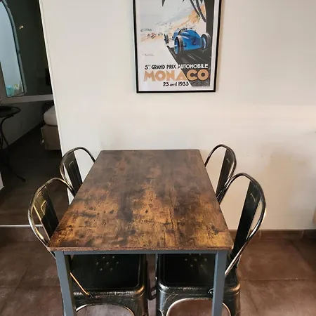 D'angeline, Vue Mer, Jardin Commun, Parking, Voiture Requise, 10 Min En Voiture De Monaco, Route Etroite, Pente Raide, Croisement Limite, Sea View, Shared Garden, Parking, Car Required, 10 Min Drive From Monaco, Narrow Steep Road, Limited Pass Apartment Beausoleil