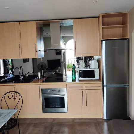 D'angeline, Vue Mer, Jardin Commun, Parking, Voiture Requise, 10 Min En Voiture De Monaco, Route Etroite, Pente Raide, Croisement Limite, Sea View, Shared Garden, Parking, Car Required, 10 Min Drive From Monaco, Narrow Steep Road, Limited Pass Apartment Beausoleil