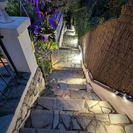 Apartmán D'angeline, Vue Mer, Jardin Commun, Parking, Voiture Requise, 10 Min En Voiture De Monaco, Route Etroite, Pente Raide, Croisement Limite, Sea View, Shared Garden, Parking, Car Required, 10 Min Drive From Monaco, Narrow Steep Road, Limited Pass