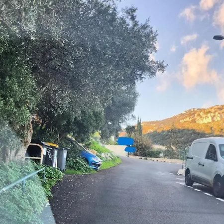 D'angeline, Vue Mer, Jardin Commun, Parking, Voiture Requise, 10 Min En Voiture De Monaco, Route Etroite, Pente Raide, Croisement Limite, Sea View, Shared Garden, Parking, Car Required, 10 Min Drive From Monaco, Narrow Steep Road, Limited Pass Apartment