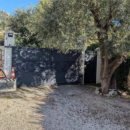 D'angeline, Vue Mer, Jardin Commun, Parking, Voiture Requise, 10 Min En Voiture De Monaco, Route Etroite, Pente Raide, Croisement Limite, Sea View, Shared Garden, Parking, Car Required, 10 Min Drive From Monaco, Narrow Steep Road, Limited Pass Apartment Beausoleil
