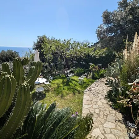 D'angeline, Vue Mer, Jardin Commun, Parking, Voiture Requise, 10 Min En Voiture De Monaco, Route Etroite, Pente Raide, Croisement Limite, Sea View, Shared Garden, Parking, Car Required, 10 Min Drive From Monaco, Narrow Steep Road, Limited Pass Apartment *