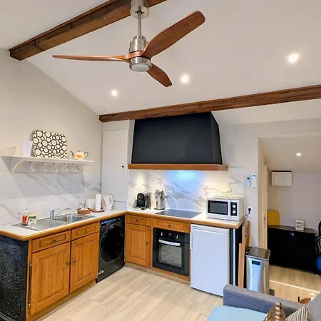 D'angeline, Vue Mer, Jardin Commun, Parking, Voiture Requise, 10 Min En Voiture De Monaco, Route Etroite, Pente Raide, Croisement Limite, Sea View, Shared Garden, Parking, Car Required, 10 Min Drive From Monaco, Narrow Steep Road, Limited Pass Apartment