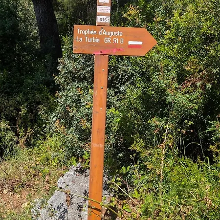 D'angeline, Vue Mer, Jardin Commun, Parking, Voiture Requise, 10 Min En Voiture De Monaco, Route Etroite, Pente Raide, Croisement Limite, Sea View, Shared Garden, Parking, Car Required, 10 Min Drive From Monaco, Narrow Steep Road, Limited Pass Apartment *