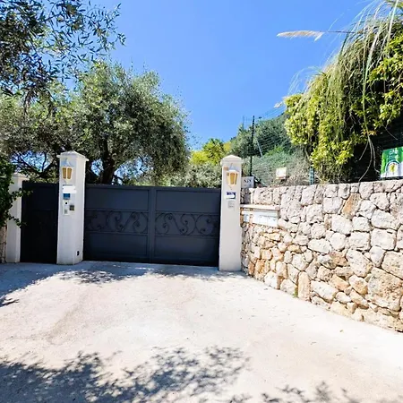 Apartment D'angeline, Vue Mer, Jardin Commun, Parking, Voiture Requise, 10 Min En Voiture De Monaco, Route Etroite, Pente Raide, Croisement Limite, Sea View, Shared Garden, Parking, Car Required, 10 Min Drive From Monaco, Narrow Steep Road, Limited Pass